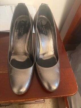 Gucci Metallic Silver Leather Round-Toe Pumps